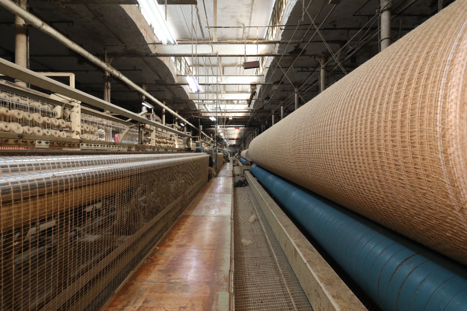 Industrial jute weaving looms running at full capacity